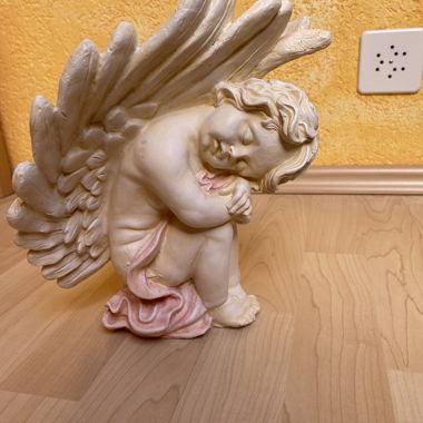 Statua di angelo in ceramica