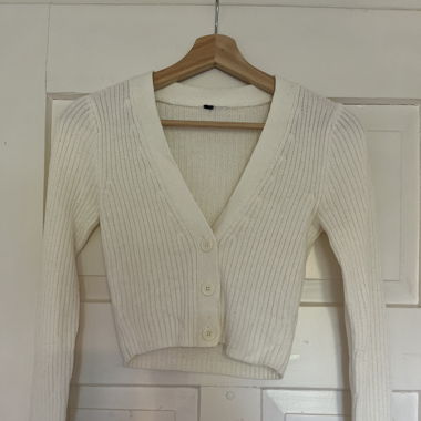 weißes, kurzes Langarmshirt, gestrickt