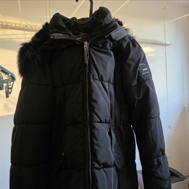 Schwarzer Winter-Daunenmantel