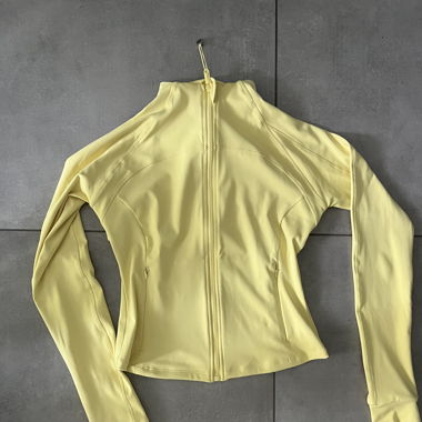 Gelbe Trainingsjacke