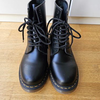 Schwarze Glattleder-Schuhe im Dr. Martens-Stil