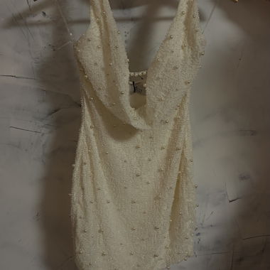 Abito bianco decorato con perline