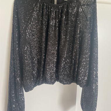 Top nero con paillettes