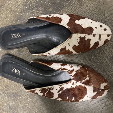 ZARA Mules in effetto pelo di mucca