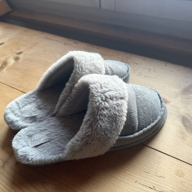 Chaussons gris et moelleux