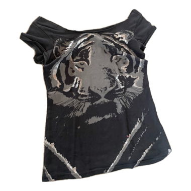 Black off-shoulder T-shirt with tiger print
