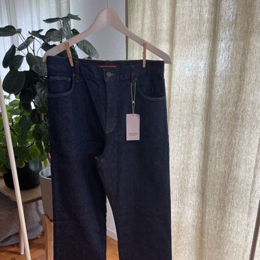 Jeans dunkelblau mit breitem Bein