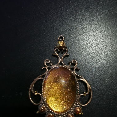 Pendentif doré custom – style baroque & vintage