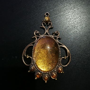 Pendentif doré custom – style baroque & vintage