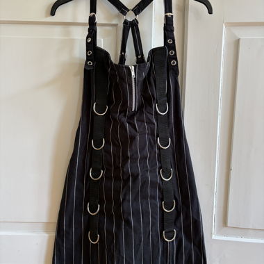 Robe noire rayée avec détails argentés