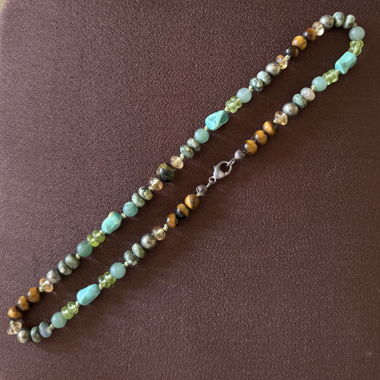 Collana di perle con pietre naturali