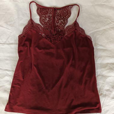 Bordeauxfarbenes Top mit Spitze