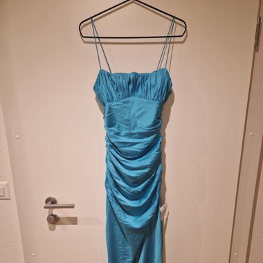 Abendkleid in Türkis mit offenem Rücken