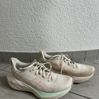 ASICS Novablast 4