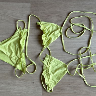Completo bikini giallo neon con laccetti