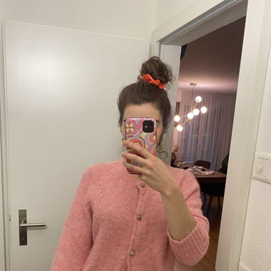 rosaroter Cardigan mit silbernen Knöpfen