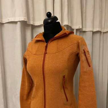 orange Arc'Teryx Jacke