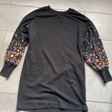 Schwarzes Kleid mit Blumenmuster im Print