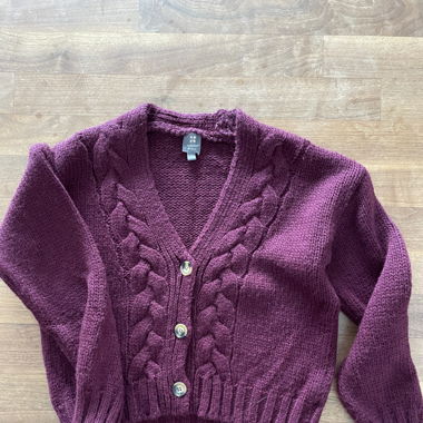 Purpurfarbene Strickjacke