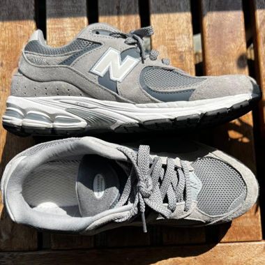 Grey New Balance sneakers in suede.