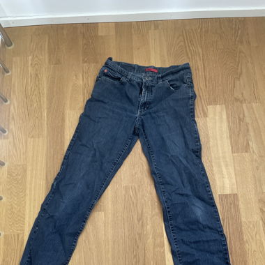 Blaue Jeans( weiße Nähte)