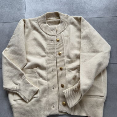 Beige Strickjacke mit Knöpfen