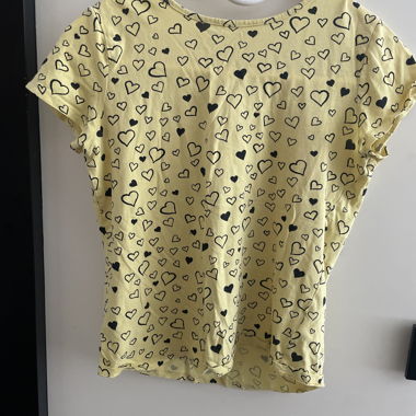 T-shirt giallo cuori