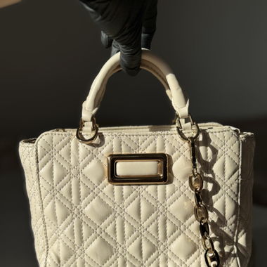 ZARA Handtasche-Elegantes Design in Creme- wie neu
