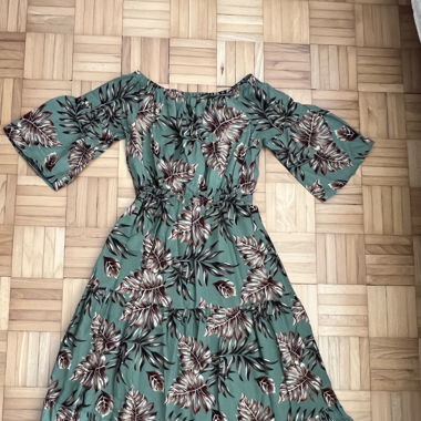 Schulterfreies Sommerkleid mit Blumenmuster