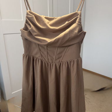 Robe brune à bretelles