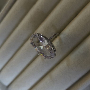 Ovali Ring mit Stein