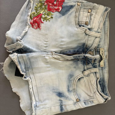 Shorts en denim brodés
