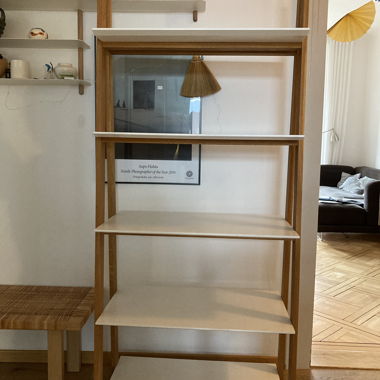 Scaffale aperto Japandi in legno e bianco