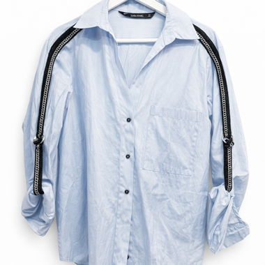 Camicia azzurra con dettagli gioiello