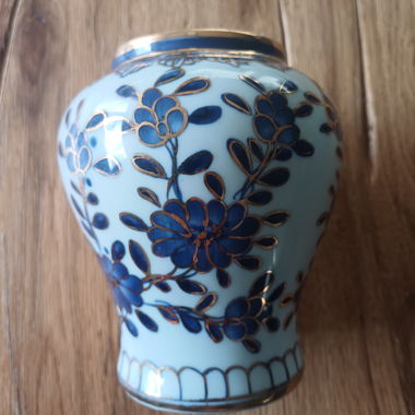 Piccola vaso con motivo floreale