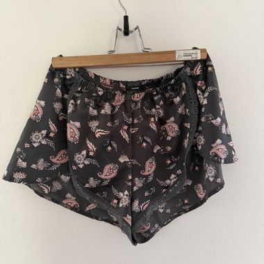 Shorts con motivo e pizzo