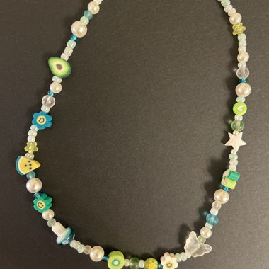 Collana di perle colorate