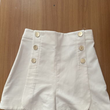 Short bianchi H&M con bottoni dorati 