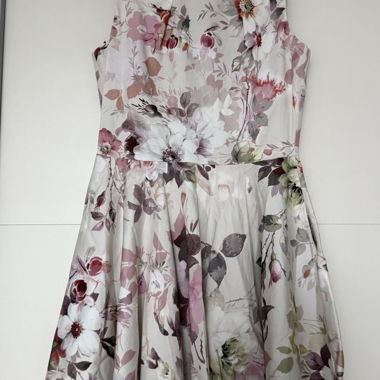 Robe à fleurs sans manches
