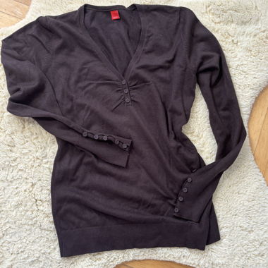 Dunkler Strickpullover mit Knopfleiste
