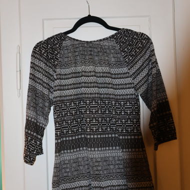 Blusa nera e bianca