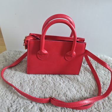 Sac à main rouge avec bandoulière
