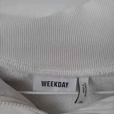 Weisser Pulli