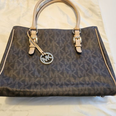 Brauner Michael Kors Monogramm-Leder-Shopper mit beigen Akzenten
