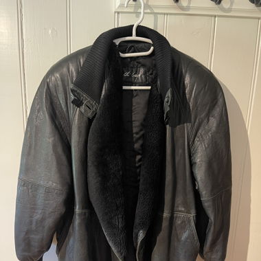 Schwarze Lederjacke mit Samt und Schulterpolster