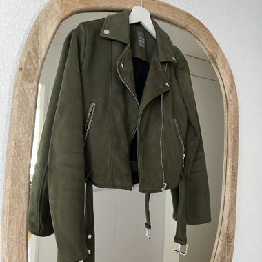 Khakifarbene Bikerjacke mit Gürtel