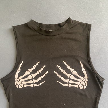 Schwarzes Croptop mit Skeleton-Händen