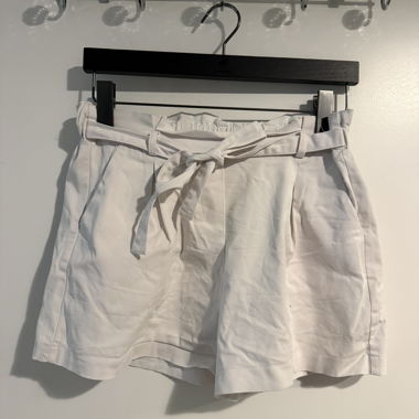 White shorts with belt