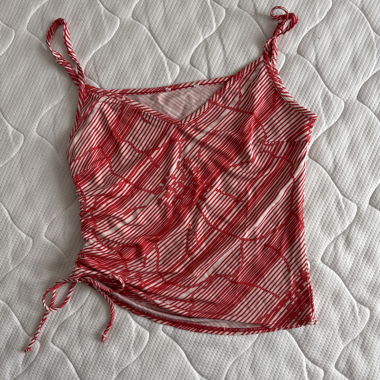 Top rosso con spalline e nastro da annodare