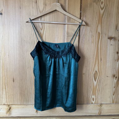 Top verde scuro con spalline sottili e pizzo